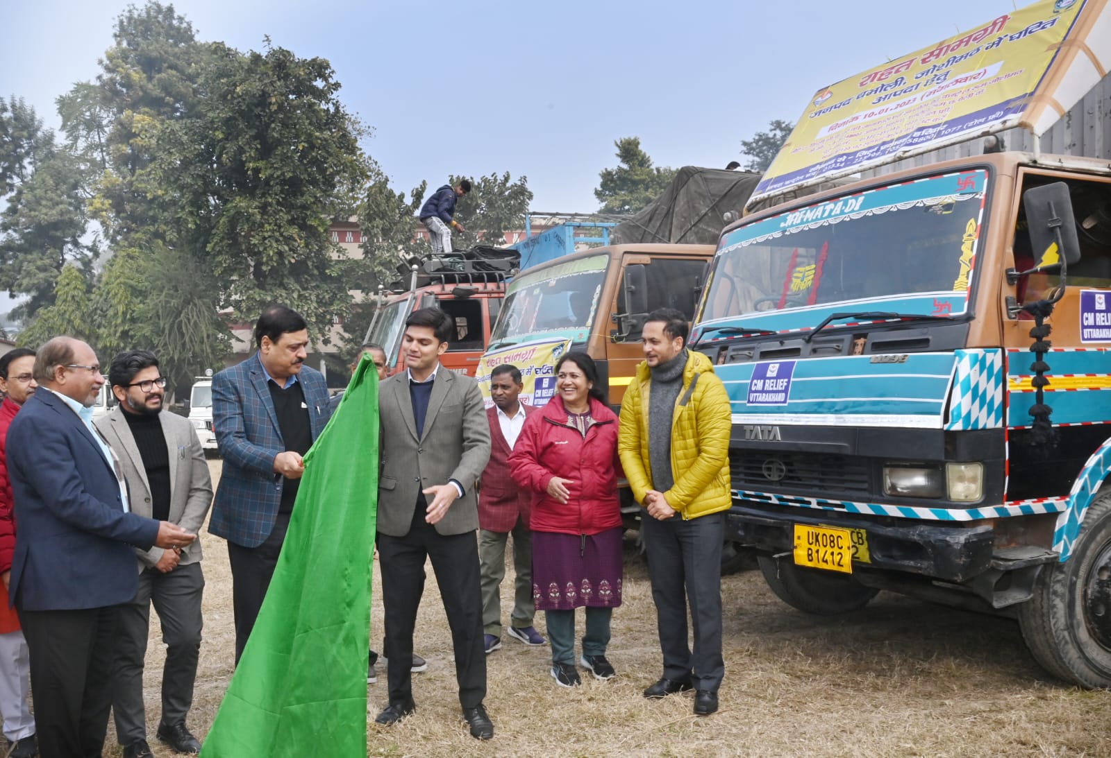 जिलाधिकारी विनय शंकर पाण्डेय ने मंगलवार को भल्ला इण्टर कॉलेज ग्राउण्ड से जनपद चमोली के अन्तर्गत जोशीमठ क्षेत्र में भू-धंसाव से उत्पन्न हुई आपदा की स्थिति के दृष्टिगत हरिद्वार प्रशासन, धार्मिक-सामाजिक संगठनों, विभिन्न कम्पनियों की ओर से जोशीमठ के भू-धंसाव प्रभावित लोगों को राहत पहुंचाने के उद्देश्य से राहत सामग्री-राशन-फूड पैकेट, कम्बल आदि को पांच ट्रकों के माध्यम से, पहली खेप को, जोशीमठ के लिये हरी झण्डी दिखाकर रवाना किया।