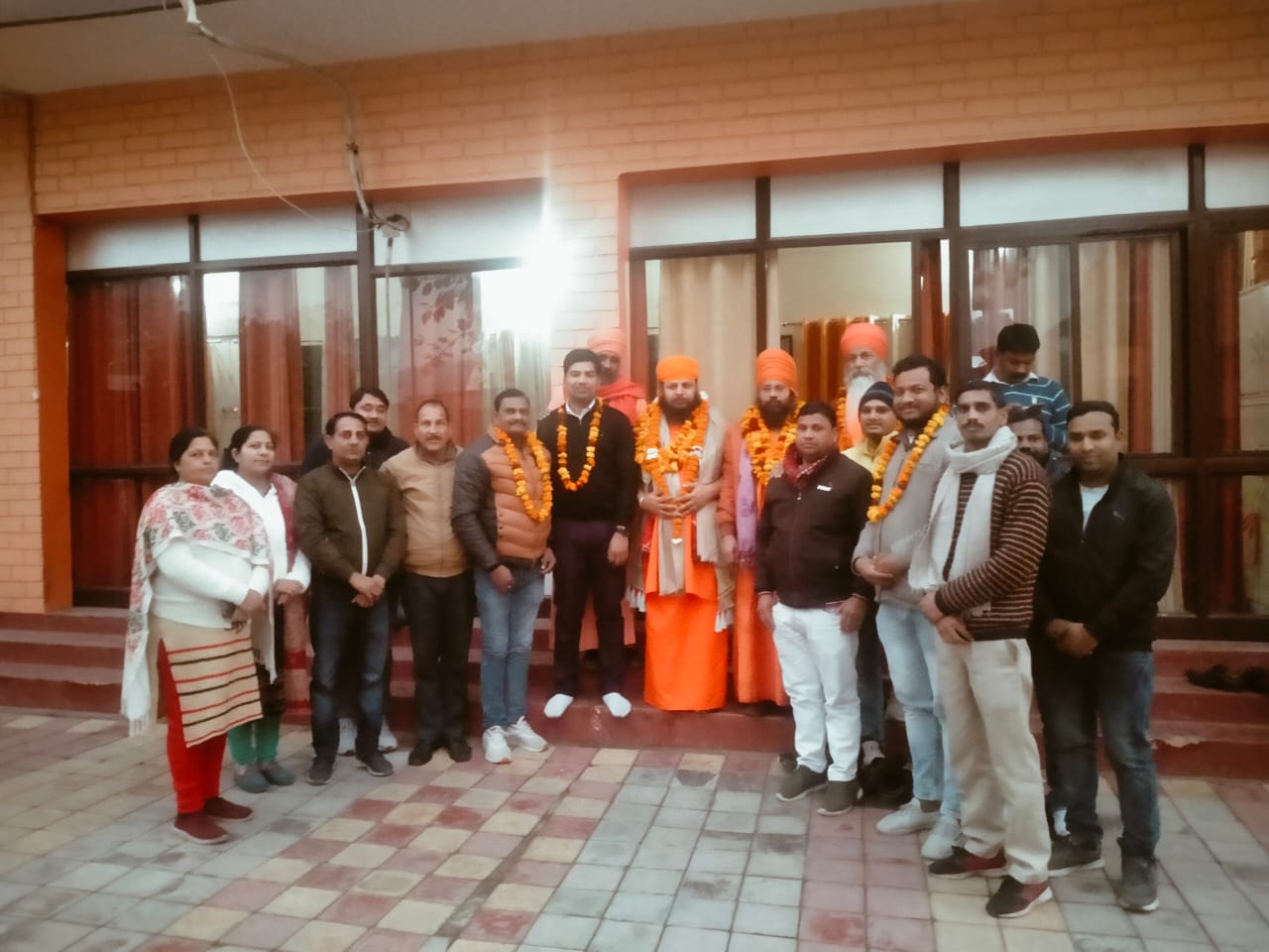 निर्मल पंचायती अखाड़ा एकड़ कला में अखिल भारतीय संत समाज के दिल्ली प्रदेश अध्यक्ष बनने पर महंत अमनदीप का फूल माला और सोल भेंट कर स्वागत किया गया, साथ रहे कोठारी जसविंदर सिंह,