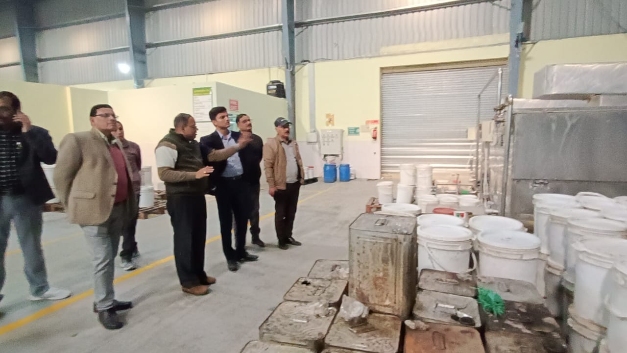 मुख्य विकास अधिकारी प्रतीक जैन ने लक्सर रोड स्थित पदार्था गांव मुस्तफाबाद के हनी प्रोसेसिंग यूनिट ’’ओनली एण्ड स्योरली आर्गेनिक(ओ0एस0ओ0) एग्रो प्रोडक्ट्स का विकासात्मक दृष्टि से दौरा किया।