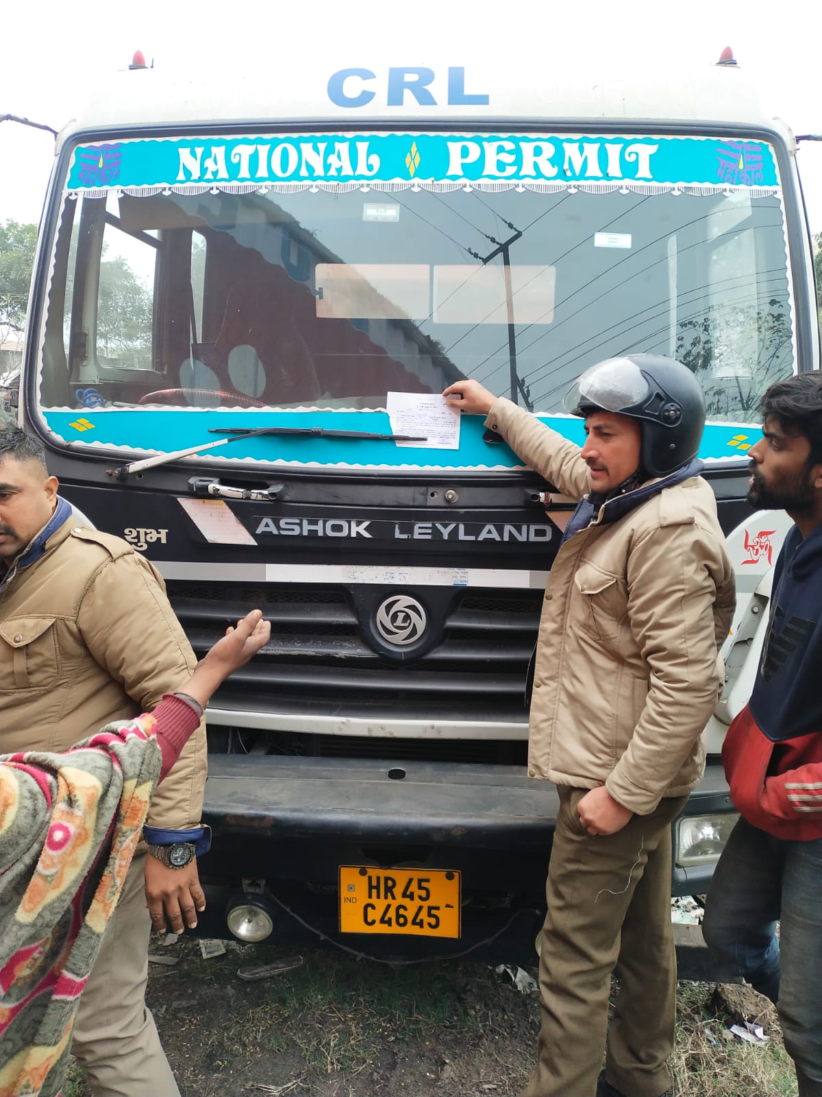 नो पार्किंग में खड़े 30 वाहनों का किया चालान