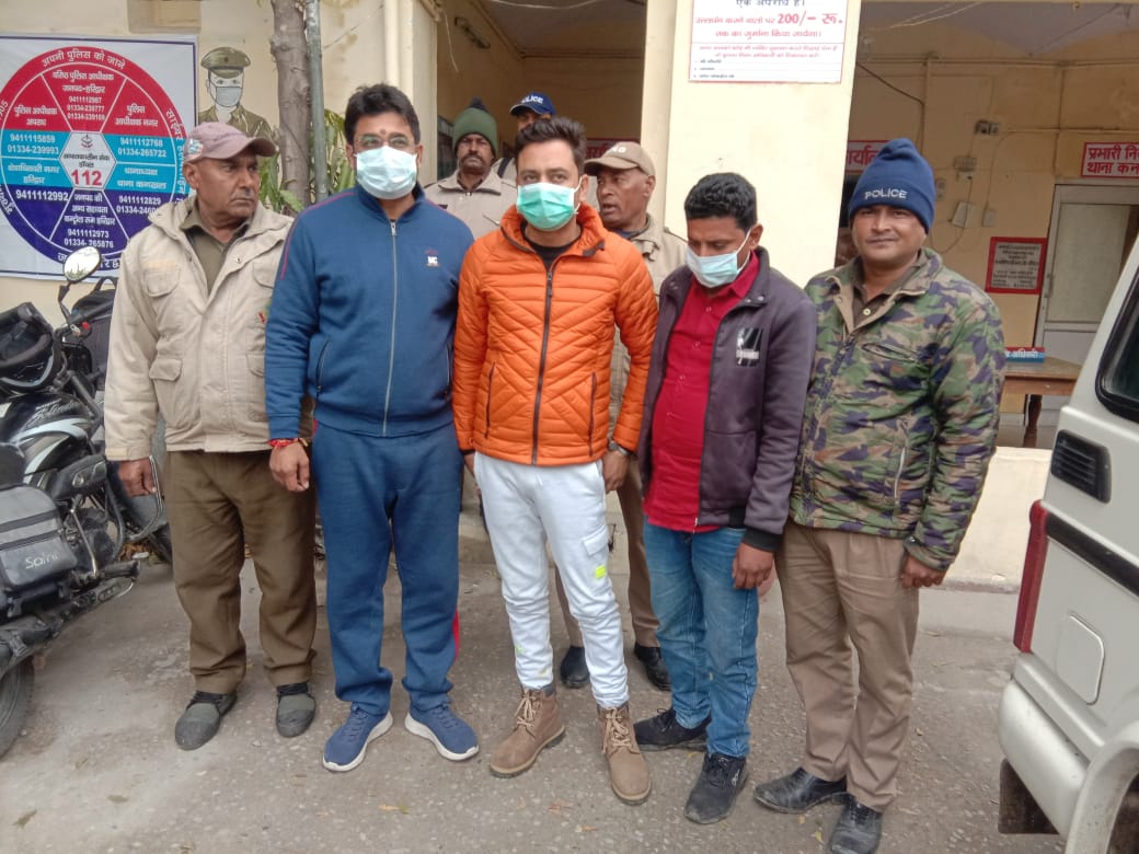 भू-माफियाओं द्वारा जेसीबी मशीन लेकर जमीन कब्जाने व जाति सूचक शब्दों का प्रयोग कर जान से मारने की धमकी देने पर तीन अभियुक्तों को किया गिरफ्तार,