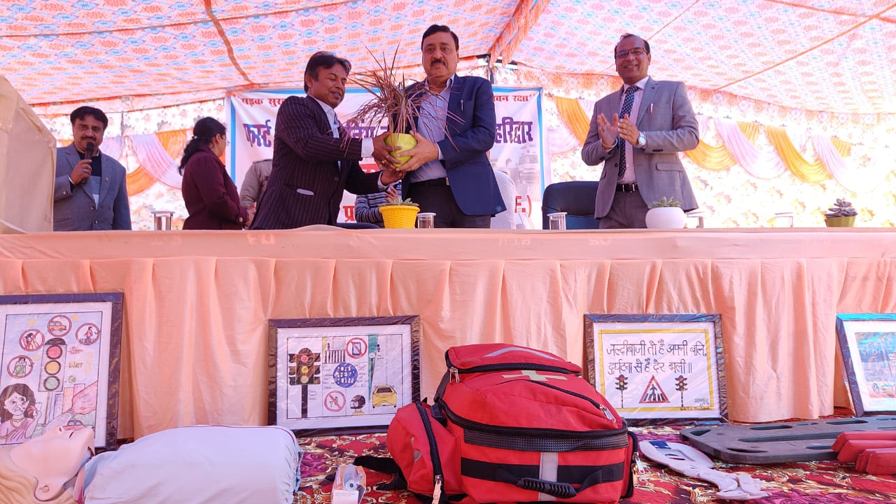 जिलाधिकारी/अध्यक्ष जनपदीय सड़क सुरक्षा समिति विनय शंकर पाण्डेय ने मंगलवार को उप सम्भागीय परिवहन कार्यालय रोशनाबाद में फस्र्ट रिस्पोंडर प्रशिक्षण कार्यक्रम का दीप प्रज्ज्वलित कर शुभारम्भ किया।