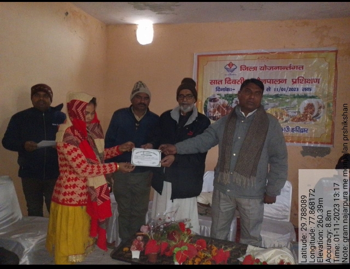 मधु विकास निरीक्षक सेठीमल ने ग्राम नजरपुरा पंचायत भवन मंगलोर में जिला योजना अंतर्गत 42 लोगो को मोन पालन की ट्रेनिंग दी l