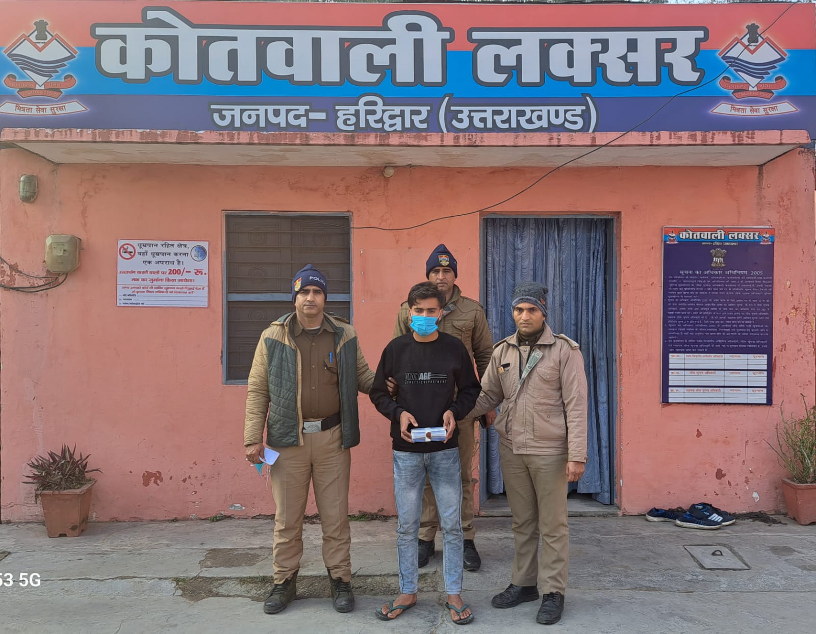 तमंचे के बल पर 2 साथियों संग मोबाइल लूट की घटना को दिया था अंजाम,