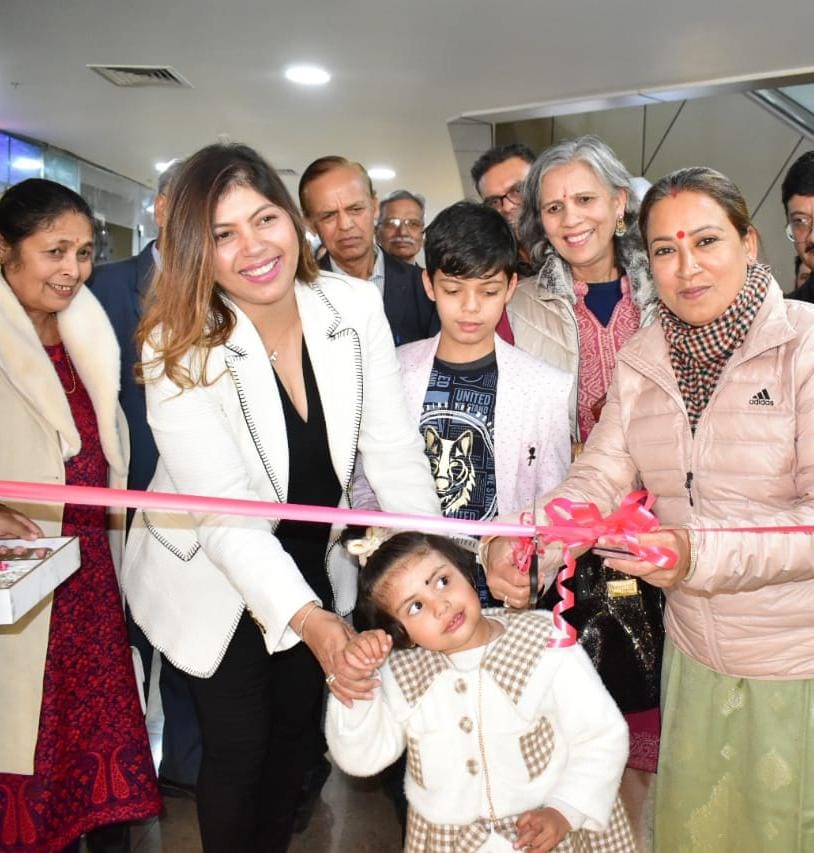 कैबिनेट मंत्री रेखा आर्या ने किया क्रॉस रोड स्थित मॉल में इंटिरियर डिजाइन के शो रूम का उद्घाटन