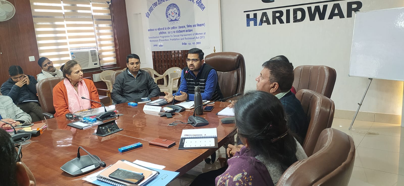 संयुक्त मजिस्ट्रेट भगवानपुर आशीष मिश्रा ने शुक्रवार को विकास भवन सभागार रोशनाबाद में डाॅ0 आर0एस0 टोलिया उत्तराखण्ड प्रशासन अकादमी नैनीताल द्वारा ’’कार्य स्थल पर महिलाओं के यौन उत्पीड़न (रोकथाम, निषेध तथा निवारण) अधिनियम-2013 पर संवेदीकरण’’ विषय पर आयोजित कार्यक्रम का दीप प्रज्ज्वलित कर शुभारम्भ किया।