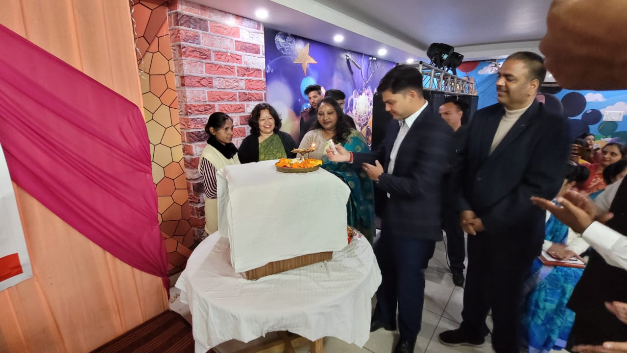 हरिद्वार: मुख्य विकास अधिकारी प्रतीक जैन ने शुक्रवार को होटल शिवालिक ब्लिस स्थित शिवालिक नगर, बहादराबाद में टिहरी गढवाल, उत्तरकाशी, देहरादून, पौडी गढवाल, चमोली, रूद्रप्रयाग व हरिद्वार के बाल विकास परियोजना अधिकारियों/सुपरवाईजरों व एनएनएम कार्मिकों का एक दिवसीय प्रशिक्षण पोषण ट्रेकर ऐप के विभिन्न आयामों जैसे- लाभार्थी पंजीकरण, डेशबोर्ड, आधार फीडिंग व सूचनाओं को भरना आदि विषयों पर आयोजित कार्यक्रम का दीप प्रज्ज्वलित कर शुभारम्भ किया।