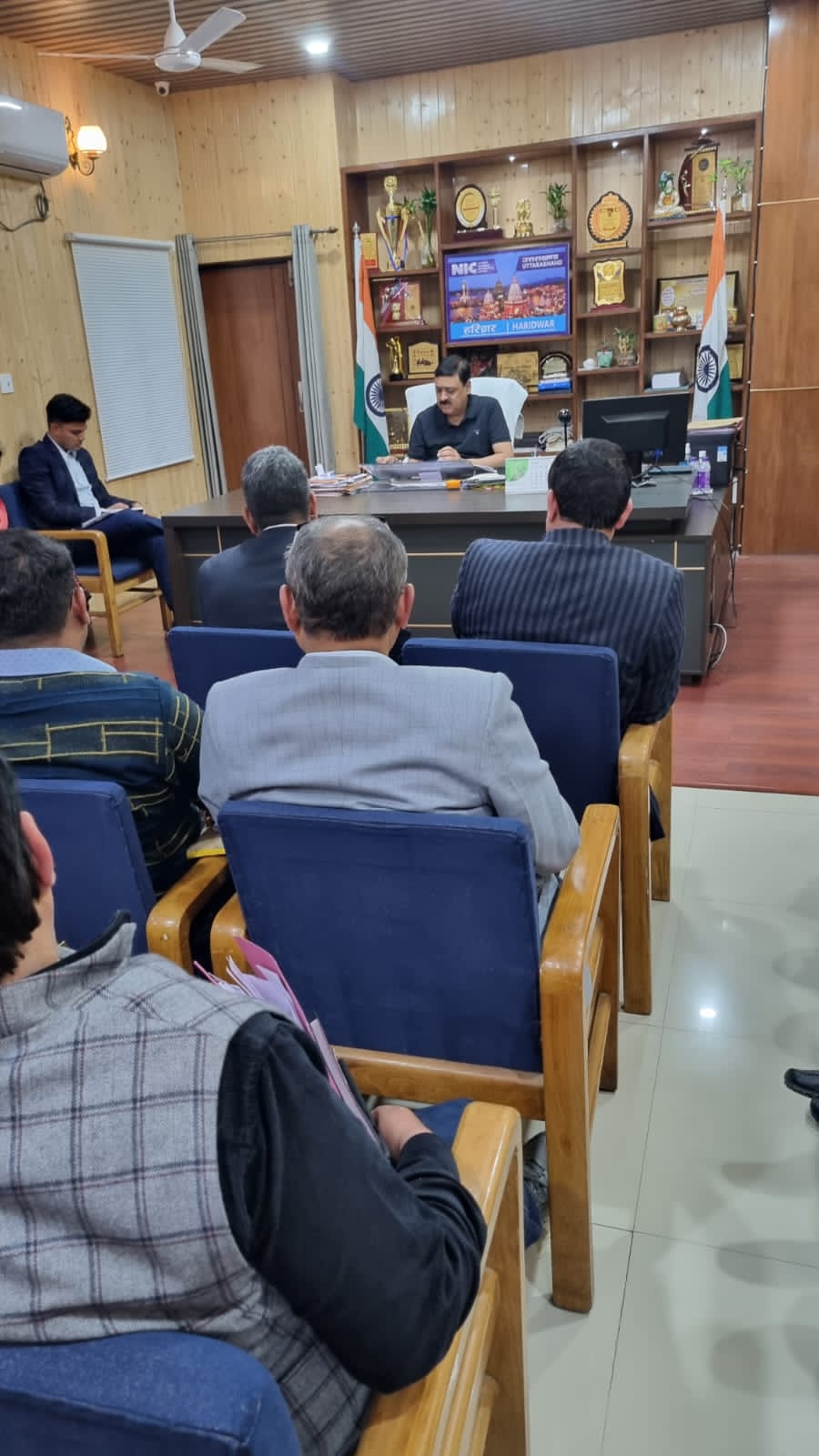 जिलाधिकारी विनय शंकर पाण्डेय की अध्यक्षता में शुक्रवार को कैम्प कार्यालय में व्यापक महत्व एवं जनहित के विकास कार्यों की समीक्षा बैठक आयोजित हुई।