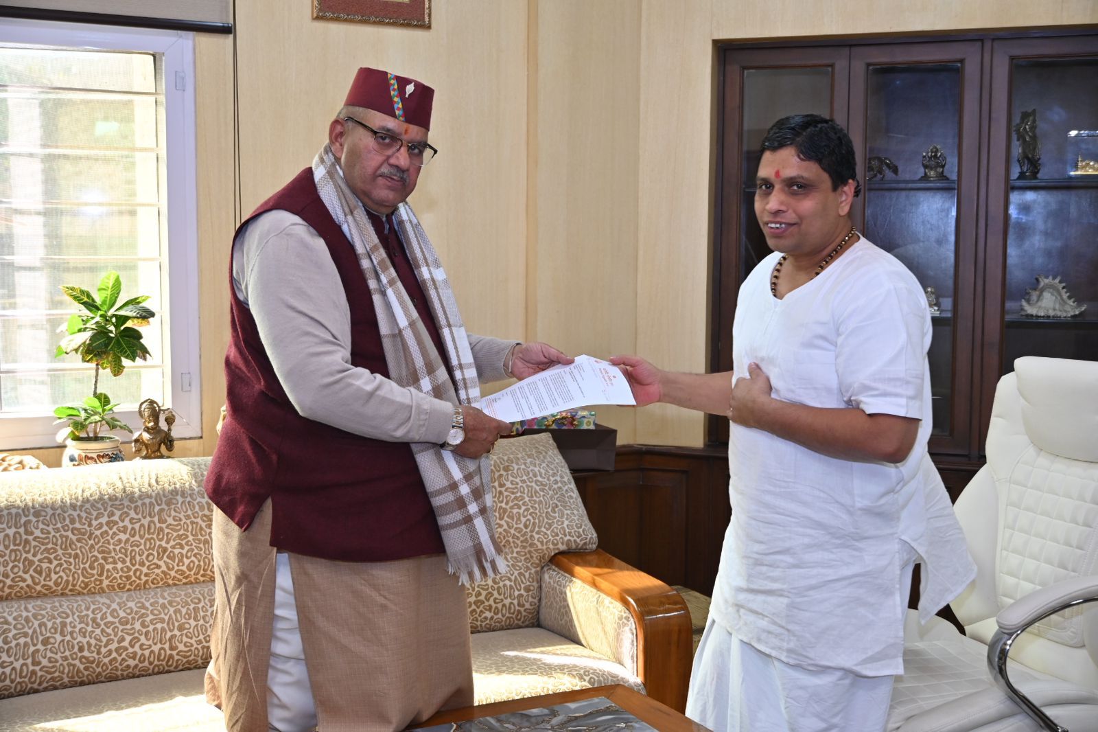 • पतंजलि योगपीठ में आचार्य बालकृष्ण से मुलाकात करते कृषि एवं ग्राम्य विकास मंत्री गणेश जोशी।*