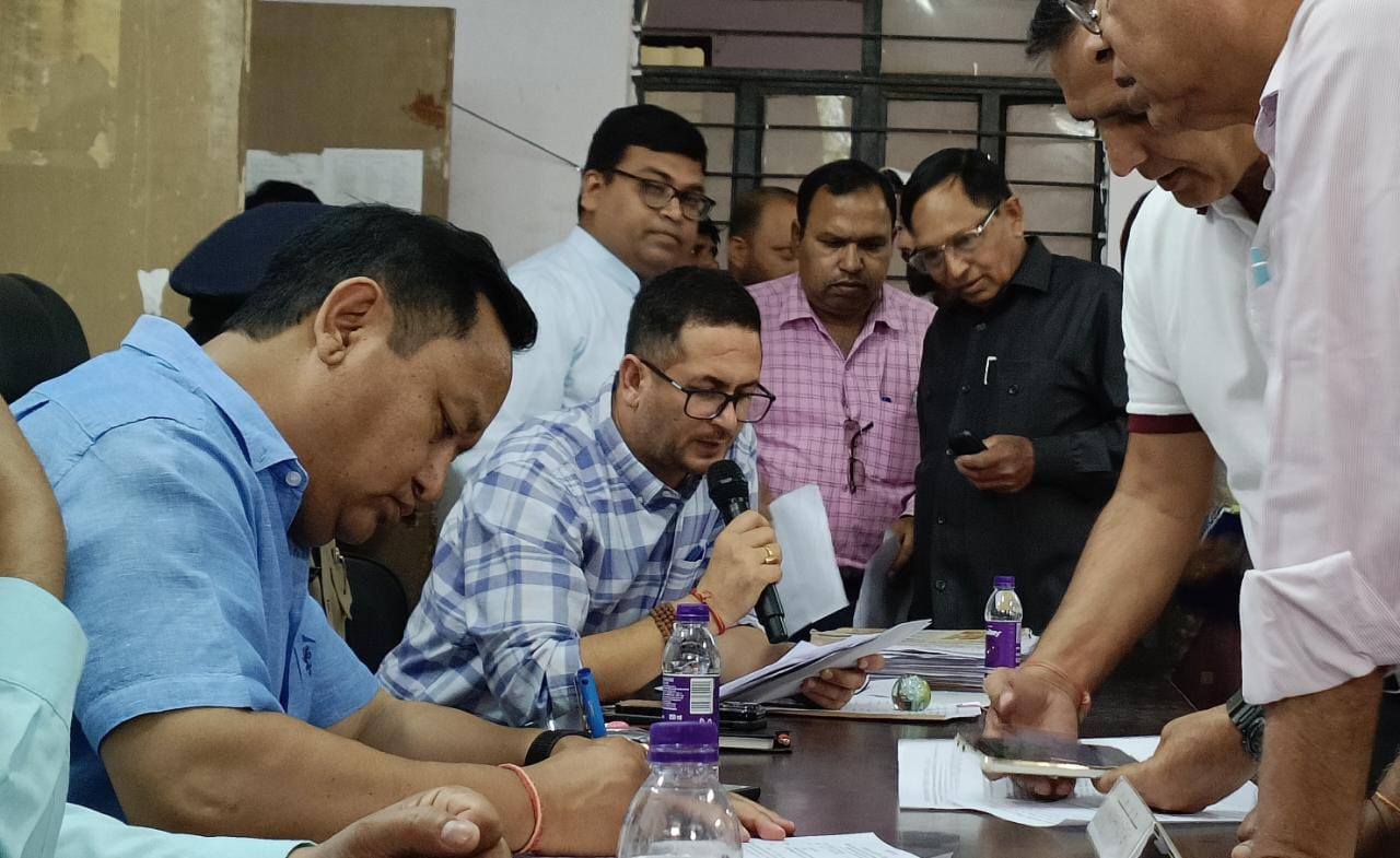 हरिद्वार: जिलाधिकारी धीराज सिंह गर्ब्याल की अध्यक्षता में मंगलवार को तहसील हरिद्वार के सभागार में आम जन की समस्याओं के निराकरण हेतु ’’तहसील दिवस’’ का आयोजन किया गया।