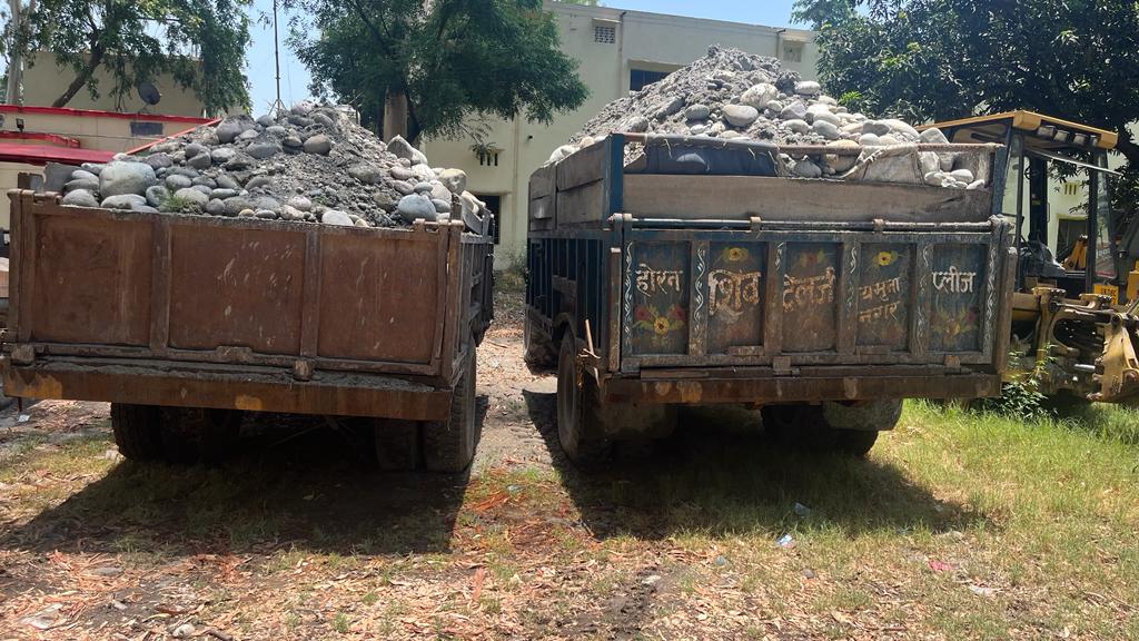 अवैध खनन में 3 ट्रैक्टर ट्राली को किया सीज़