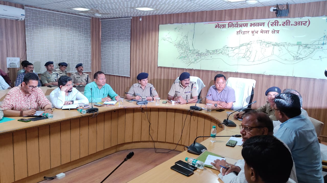 हरिद्वार: जिलाधिकारी धीराज सिंह गर्ब्याल की अध्यक्षता में बृहस्पतिवार को मेला नियंत्रण भवन(सी0सी0आर0) में आगामी कांवड़ को सकुशल सम्पन्न कराये जाने के दृष्टिगत श्रीगंगा सभा, सिडकुल एसोसिएशन एवं व्यापार मण्डल के पदाधिकारियों के साथ जिला प्रशासन एवं पुलिस की संयुक्त बैठक आयोजित हुई।