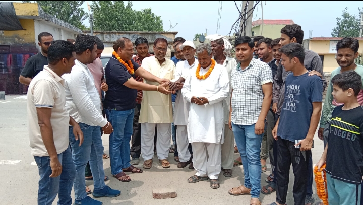 ग्राम अलीपुर में विधायक रवि बहादुर द्वारा गांव की दो सड़को का किया शुभारंभ, और श्मशान घाट में चल रहे सौंदर्य करण के कार्य का निरीक्षण विधायक द्वारा किया गया। जनसेवा टीम व ग्रामवासियों ने विधायक का जोरदार स्वागत किया गया।