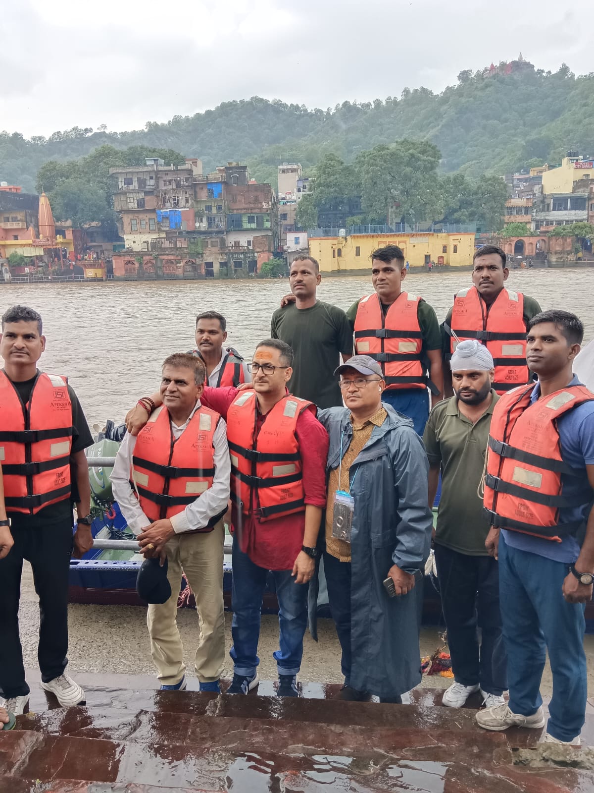 हरिद्वार : जिलाधिकारी धीराज सिंह गर्ब्याल के निर्देशन, अपर जिलाधिकारी बीर सिंह बुिदयाल, पीएल शाह के मुख्य संयोजन एवं नोडल अधिकारी डा0 नरेश चौधरी के संयोजन में कांवड़ मेले के दौरान बीईजी आर्मी के तैराक दलों ने अपनी मोटरबोटों एवं सभी संसाधनों के साथ कांवडियों की सुरक्षा के लिये गंगा के विभिन्न घाटों पर तैनात होकर अपनी कर्मठता से कांवड़ियों को डूबने से बचाई जान,