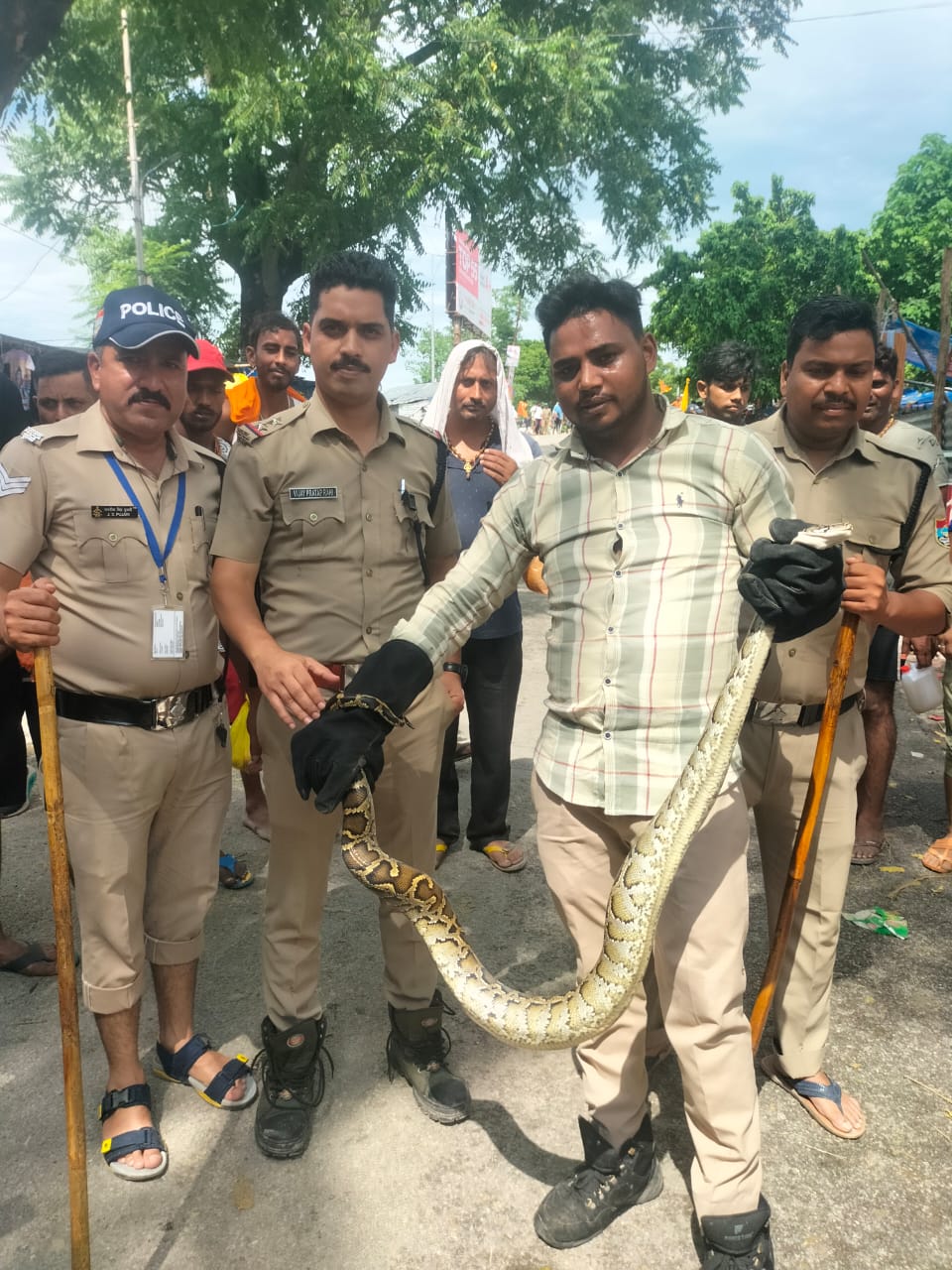 उत्तराखंड पुलिस के जवानों ने किया सराहनीय कार्य नारायण स्वामी घाट के पास 7_8 फीट लम्बा अजगर को देख कावड़ियों में मची अफरा तफरी वही पुलिस टीम द्वारा पकड़कर वन विभाग के कर्मचारी के किया सुपुर्द,