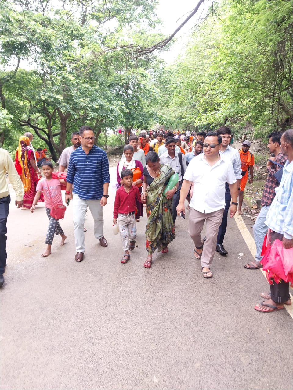 हरिद्वार: जिलाधिकारी धीराज सिंह गर्ब्याल ने शुक्रवार को कांवड़ मेला के चरमोत्कर्ष आदि की दृष्टि से हिल बाईपास मार्ग, मंशादेवी पैदल मार्ग, हरकीपैड़ी, विभिन्न घाटों, बीईजी की सुरक्षा वोट से घाटों की सुरक्षा-व्यवस्था आदि का निरीक्षण किया।