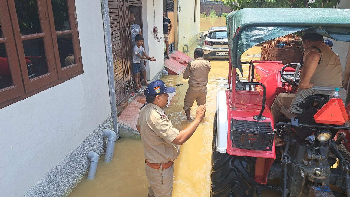 लक्सर पुलिस द्वारा लगातार बाढ प्रभावित क्षेत्रो में जाकर लोगो को रेस्क्यू किया जा रहा है व पीने का पानी, फ्रूटी, बिस्किट, ट्रैक्टर द्वारा भिजवाया जा रहा है