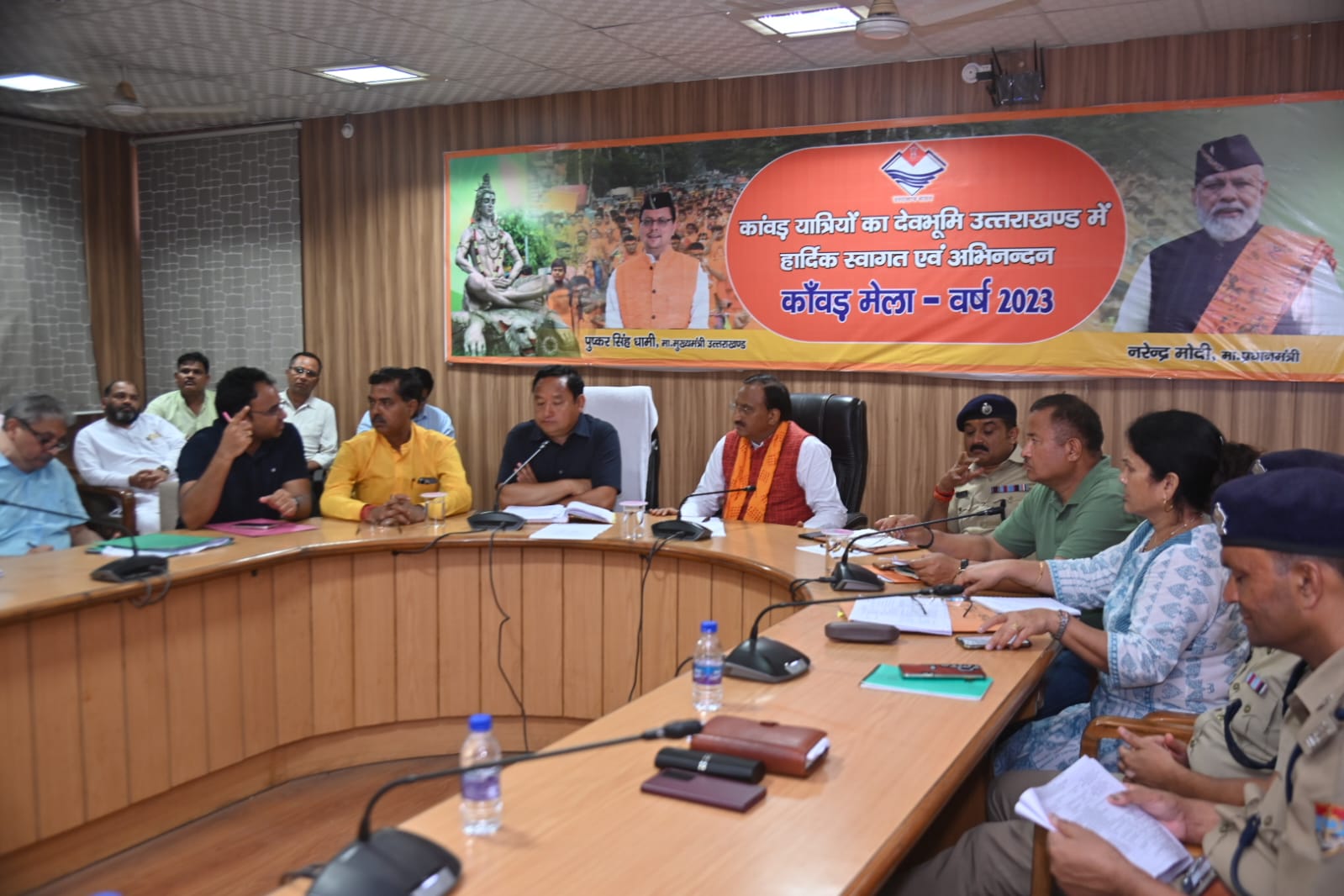 हरिद्वार सांसद हरिद्वार डॉ रमेश पोखरियाल निशंक ने हरिद्वार जिले के बाढ़ ग्रस्त इलाकों का निरीक्षण करने के बाद आज सीसीआर कंट्रोल रूम में प्रशासन के अधिकारियों के साथ में बैठक की साथ ही साथ उन्होंने राहत सामग्री के वितरण और राहत कार्यों का जायजा भी लिया ।