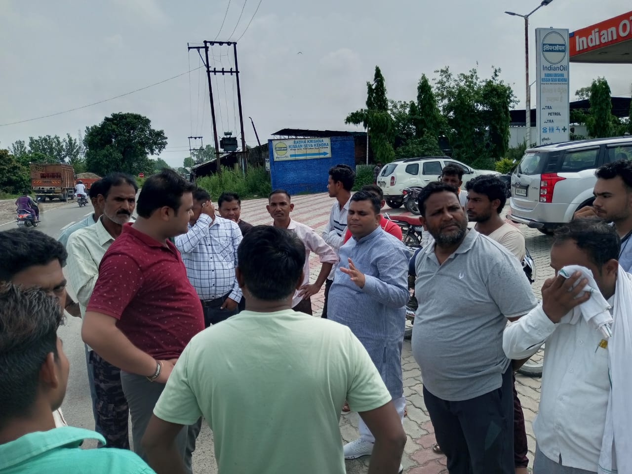 नगर निगम कूड़ा प्लांट गांव सराय व इक्क्ड कला, इक्कड़ खुर्द के पास बना है जिसके चलते सड़क पर गंदा पानी बहने से ग्रामीणों में अन्य प्रकार की बीमारियां फेल रही है उसको लेकर सोमवार को जिला पंचायत प्रतिनिधि अरविन्द कुमार ने ग्रामीणों के साथ दिया धरना।