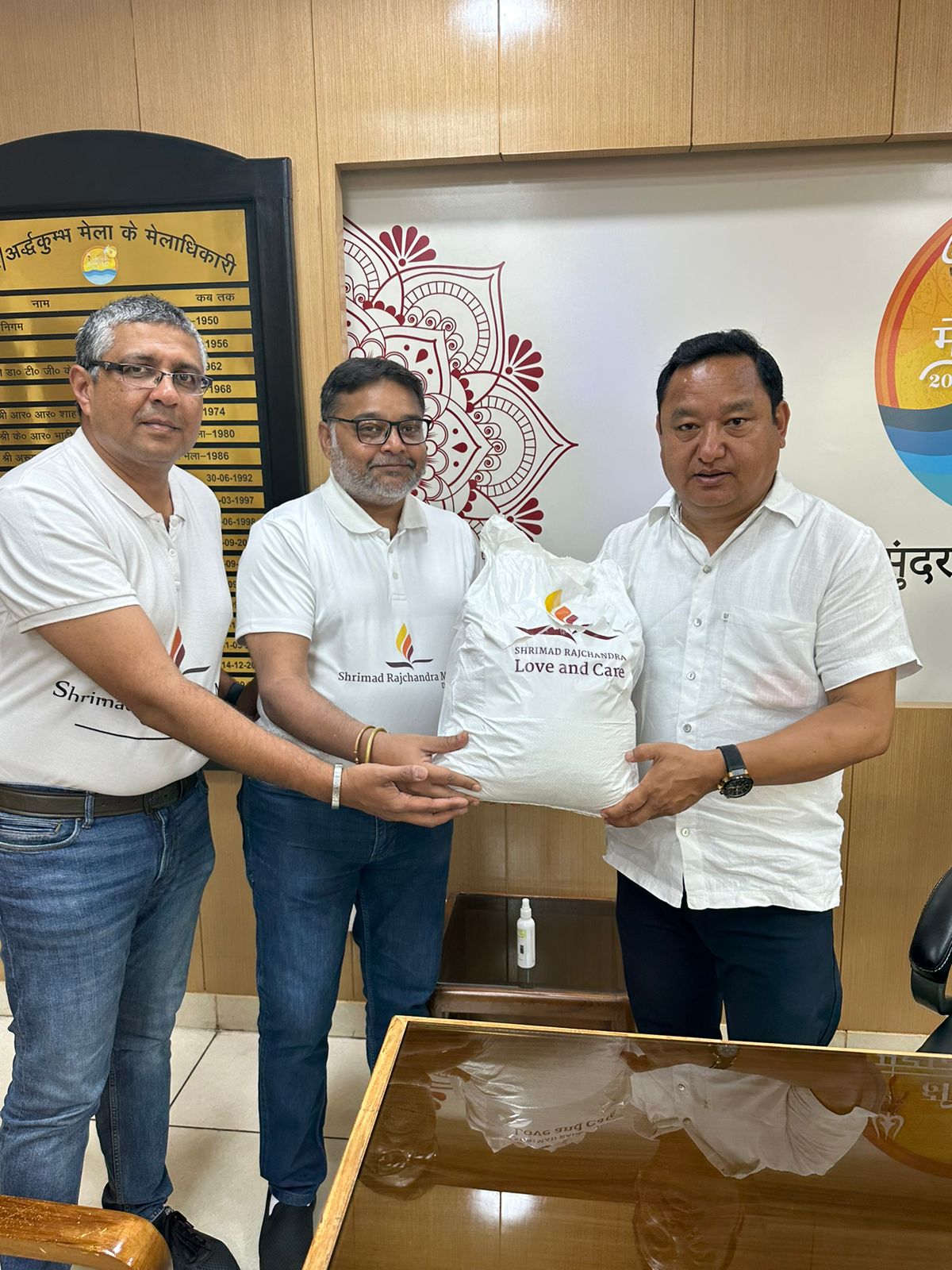 हरिद्वार: जिलाधिकारी धीराज सिंह गब्र्याल को मेला नियंत्रण भवन(सी0सी0आर0) में श्रीमद राजचन्द्रा मिशन लव एन केयर ट्रस्ट ने 2000 ड्राई फूड पैकेट्स तथा 1000 तिरपाल जल भराव वाले क्षेत्रों के प्रभावित परिवारों के सहायतार्थ उपलब्ध कराये।