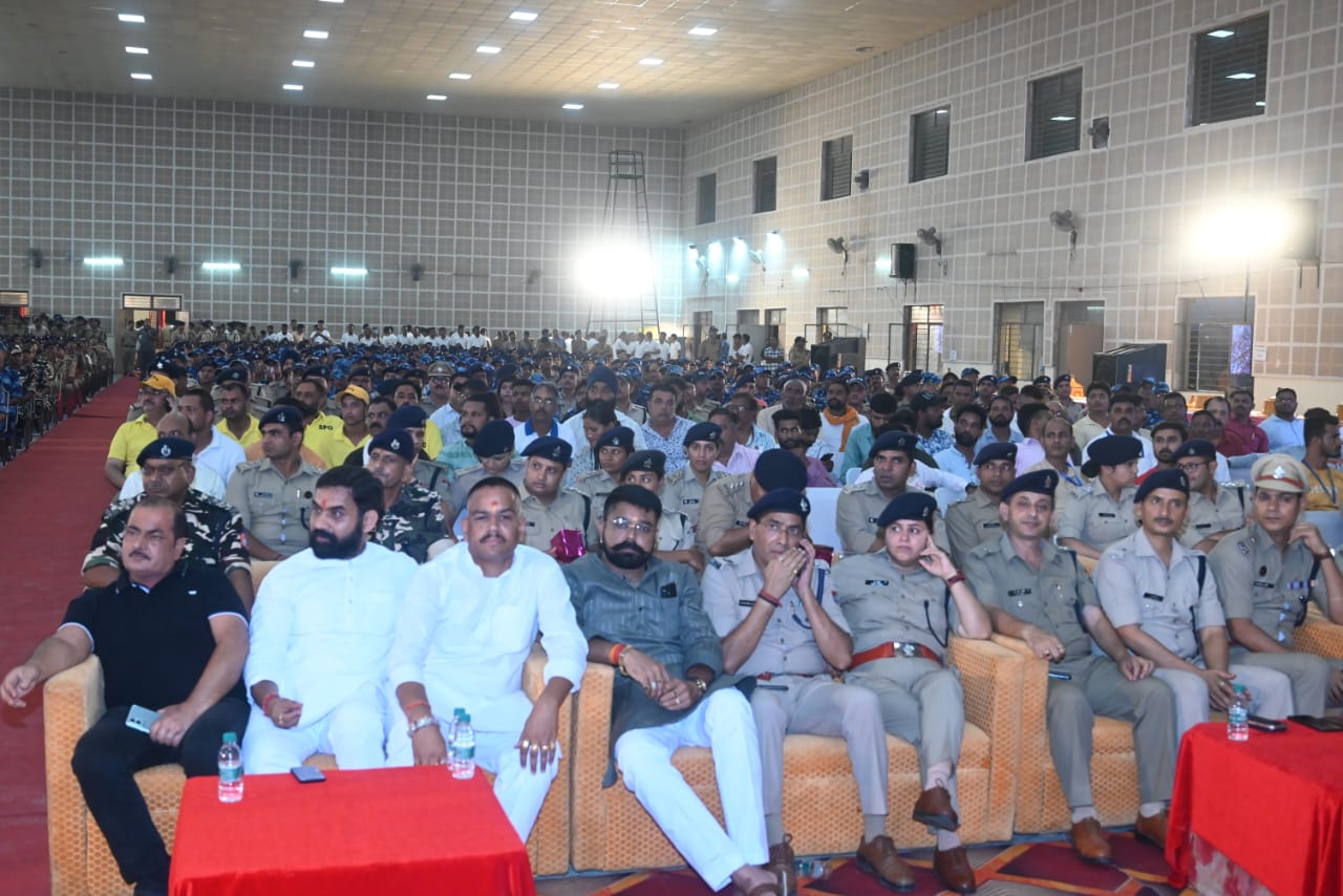 कांवड़ मेला एवं सोमवती स्नान पर्व के सकुशल समापन पर फोर्स के लिए पुलिस लाइन रोशनाबाद में हुआ महाभोज आयोजित  पुलिस लाइन रोशनाबाद में आयोजित कार्यक्रम के दौरान डीजीपी अशोक कुमार रहे मुख्य अतिथि