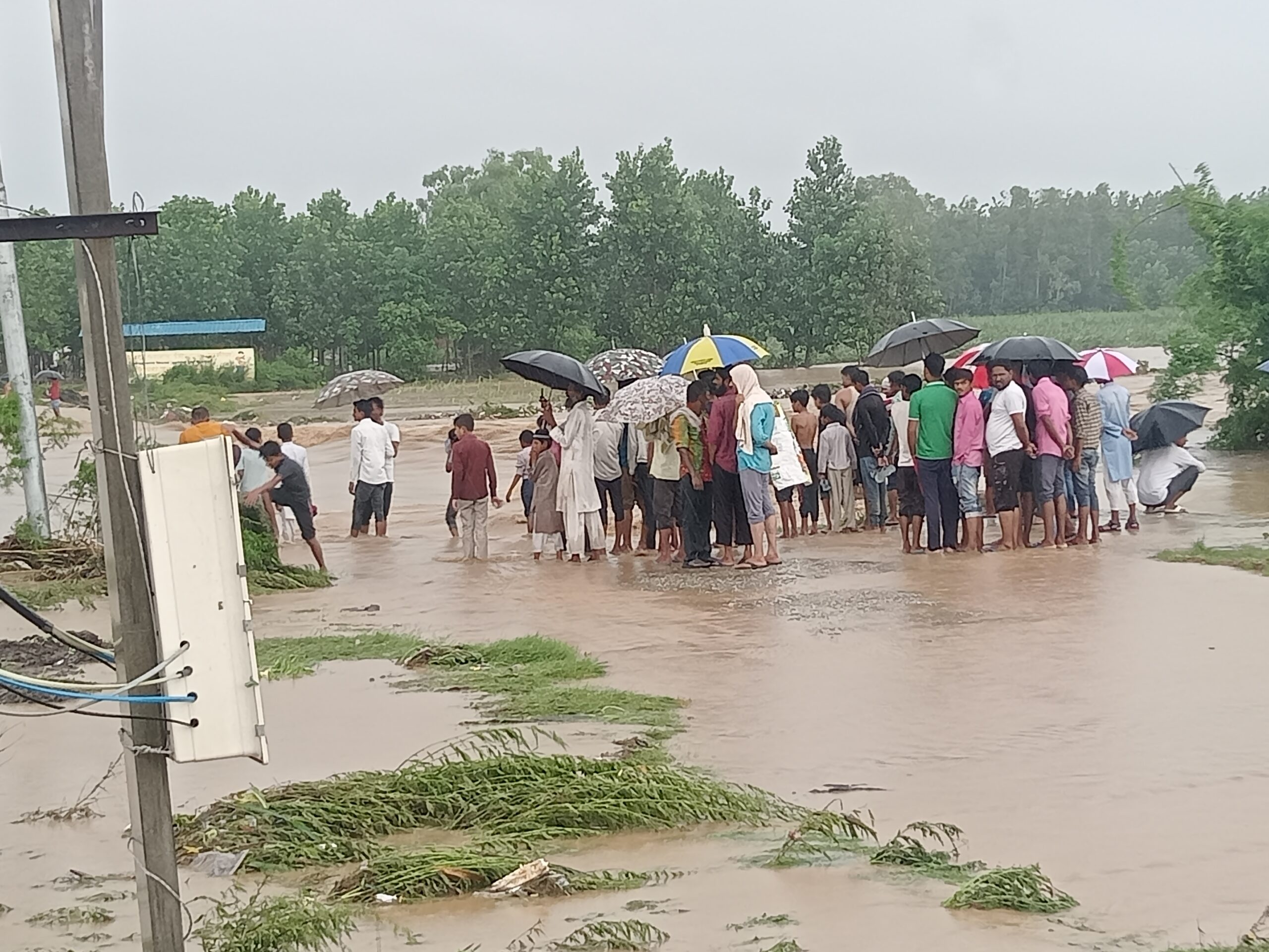बहादराबाद ब्लॉक क्षेत्र की ग्राम पंचायत भक्तनपुर आबिदपुर उर्फ इब्राहिमपुर का रोह नदी का बना रपट्टा तेज पाने की गति से आने के कारण क्षतिग्रस्त हो गया है।