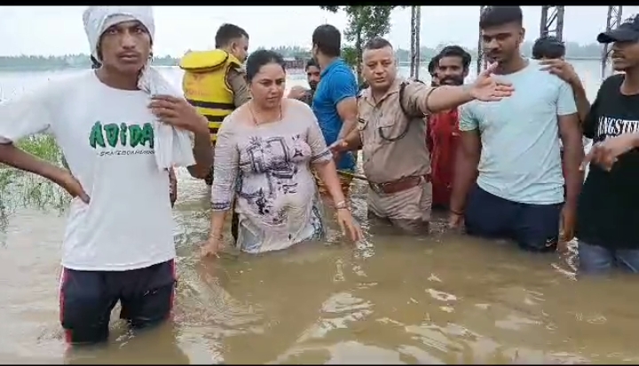 तीन लोग बाढ़ में फंसेने की सूचना पर गोवर्धनपुर चौकी प्रभारी रूकम सिंह नेगी ने अपनी टीम द्वारा बाढ़ में फंसे एक महिला दो पुरुष का रेस्क्यू कर बचाई जान, पुलिस के जज्बे को सलाम,
