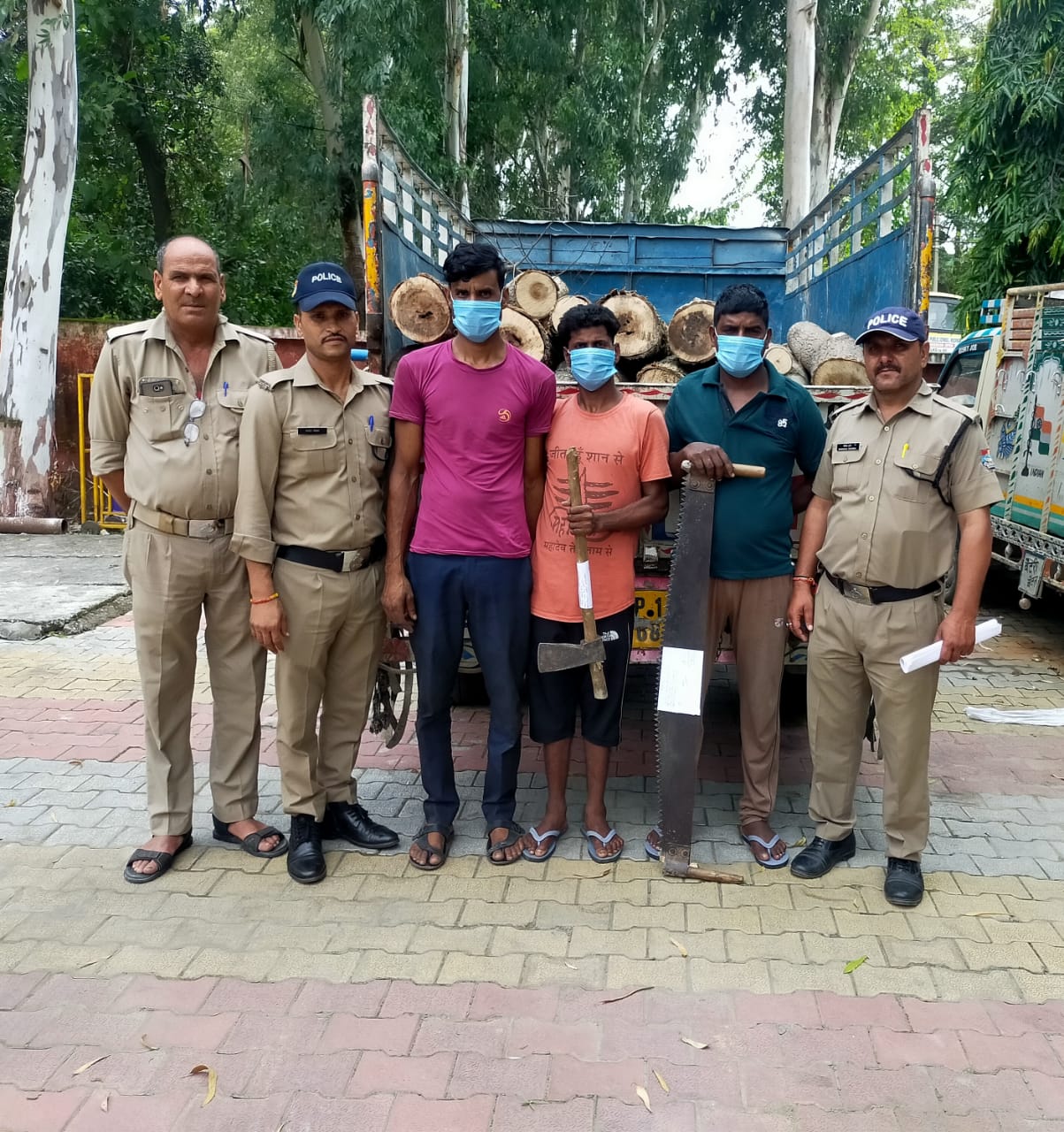 किसान के खेत से पॉपुलर के पेड़ काट कर चोरी से भागने वाले 3 आरोपी आए पुलिस की गिरफ्त में