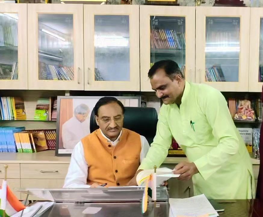 हरिद्वार सांसद डॉ रमेश पोखरियाल निशंक से दिल्ली उनके आवास पर भाजपा किसान मोर्चा प्रदेश कार्यकारिणी सदस्य धर्मेंद्र सिंह चौहान ने बहादरपुर जट में डिग्री कॉलेज शीघ्र बनने को लेकर की मुलाकात।