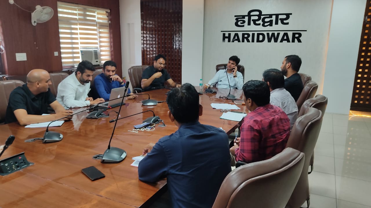 हरिद्वार: मुख्य विकास अधिकारी प्रतीक जैन की अध्यक्षता में शनिवार को विकास भवन रोशनाबाद के सभागार में कूड़ा निस्तारण/रिसाइकिलिंग किये जाने के सम्बन्ध में एक बैठक आयोजित हुई।