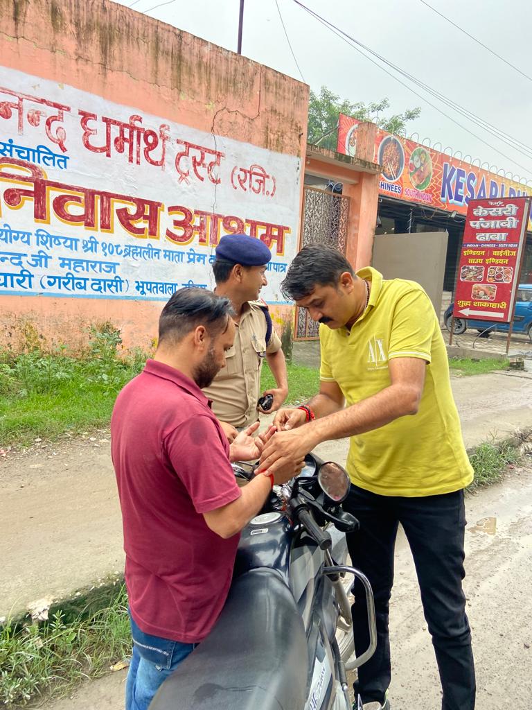 एसएसपी हरिद्वार अजय सिंह ने चिकित्सक की भूमिका में घायल का उपचार कर सिखाया कि ऐसे की जाती है मदद