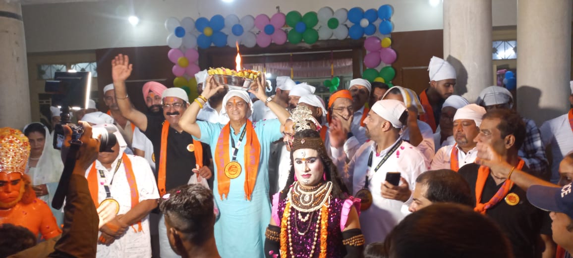 हरिद्वार सावन जोत सभा द्वारा आज विशाल शोभायात्रा भजन गढ़ आश्रम से भीमगोडा के लिए निकाली गई, जिसमें उत्तराखंड के कैबिनेट मंत्री डॉ प्रेमचंद अग्रवाल ने ज्योति प्रज्वलित करके झंडी दिखाकर यात्रा को रवाना किया।