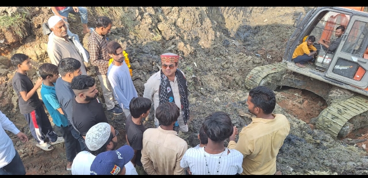 जल भराव की समस्या को देखते हुए खानपुर विधायक उमेश कुमार ने अपने निजी खर्चे से गांव जैनपुर झंझेडी में तालाब के  सौंदर्यीकरण कार्य का ग्रामवासियों के साथ किया निरक्षण।