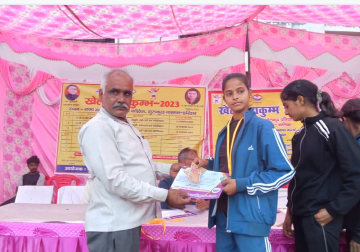  ब्लॉक स्तरीय प्रतियोगिता के तीसरे दिन राजा महेन्द्र प्रताप इंटर कालेज के प्रधानाचार्य ने शुभकामनाएं देते हुए खिलाड़ियों को मेडल और प्रशस्तरी पत्र देकर किया सम्मानित,