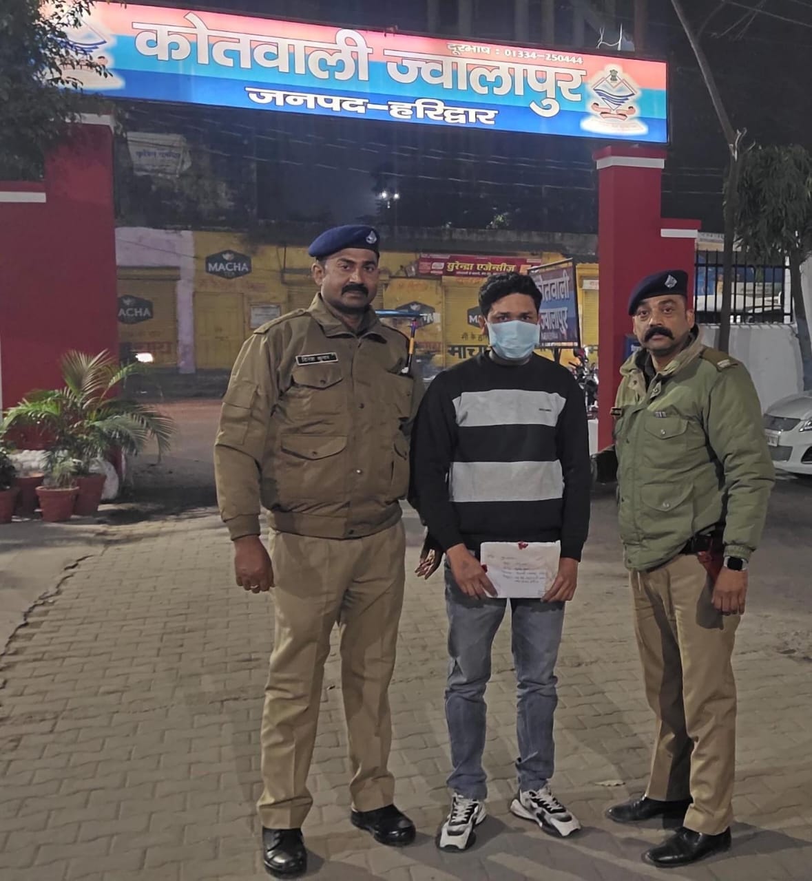 सट्टे की खाईबाडी करते 01अभियुक्त को मौके से धर दबोचा कब्जे से सट्टा पर्ची पैन डायरी व कुल नगद 2830/-₹ बरामद