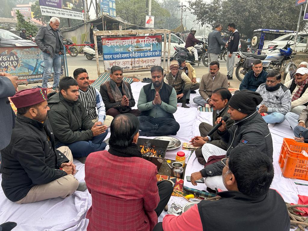 बहादराबाद। सम्राट पृथ्वीराज चौहान की मूर्ति का स्थापना दिवस बहादराबाद के भेल तिराहा मार्ग पर मनाया गया।