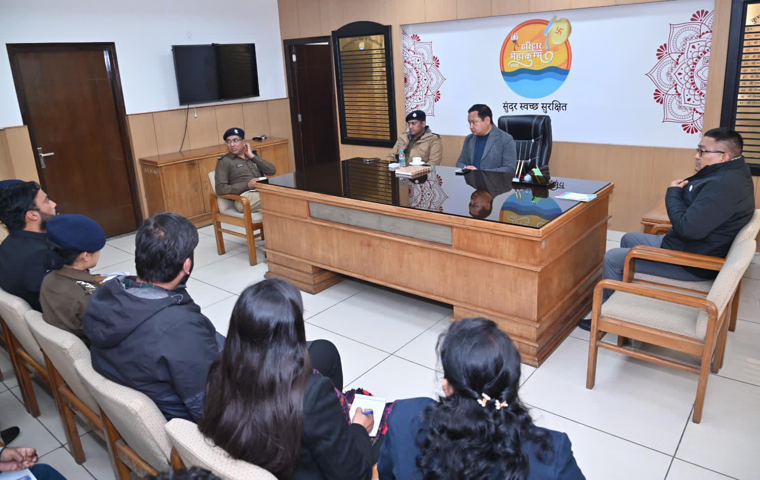 रिद्वार जिलाधिकारी /अध्यक्ष जनपद आपदा प्रबन्धन प्राधिकरण धीराज सिंह गर्ब्याल की अध्यक्षता ने  शनिवार को मेला नियंत्रण भवन (सीसीआर) में  शीत ऋतु में शीत लहरी की तैयारी के सम्बन्ध में एक आवश्यक बैठक आयोजित हुईl बैठक में वरिष्ठ पुलिस अधीक्षक श्री प्रमेंद्र डोभाल ने भी प्रतिभाग किया।