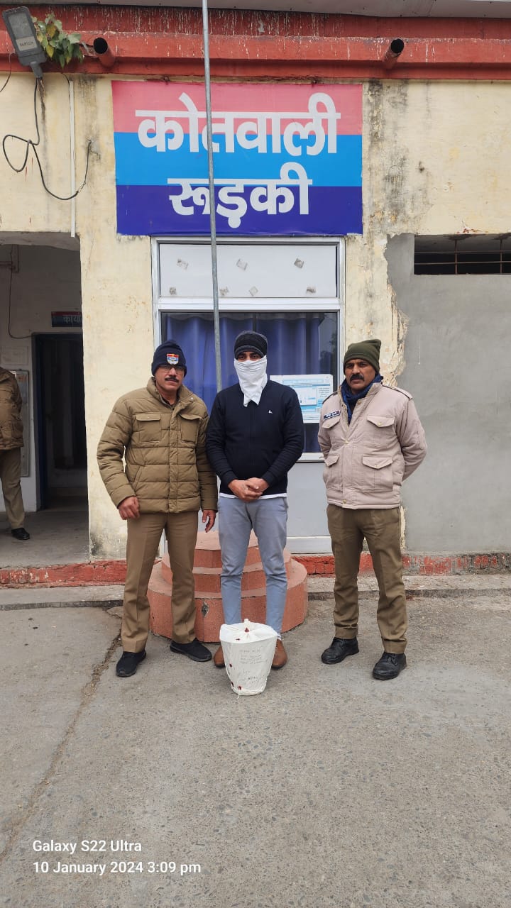 अंडे की ठेली लगाने को लेकर आकाश को म्रतक समझ हत्या आरोपी मोके से हुवा फरार पुलिस ने 12 घण्टो में ही हत्यारे आरोपी को गिरफ्तार कर एसपी ग्रामीण स्वपन किशोर सिंह ने मामले का किया खुलासा,