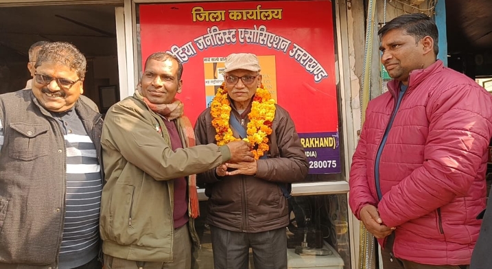 हरिद्वार।ऑल मीडिया जर्नलिस्ट एसोसिएशन उत्तराखंड की जनपद हरिद्वार इकाई ने रानीपुर मोड़ स्थित कार्यालय पर 75 वे गणतंत्र दिवस को बडे हर्षोल्लास के साथ मनाया।