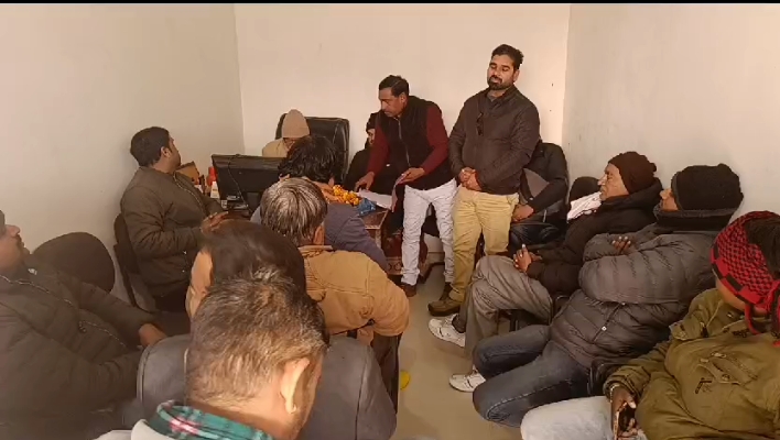 ऑल मीडिया जर्नलिस्ट्स एसोसिएशन उत्तराखंड (अमजा) लक्सर इकाई की एक बैठक संगठन के लक्सर कार्यालय पर आयोजित की गई इस बैठक की अध्यक्षता यूनियन की प्रदेश अध्यक्ष ब्रजेंद्र हर्ष ने की और संचालन लक्सर इकाई के महामंत्री संजय धीमान ने किया ।