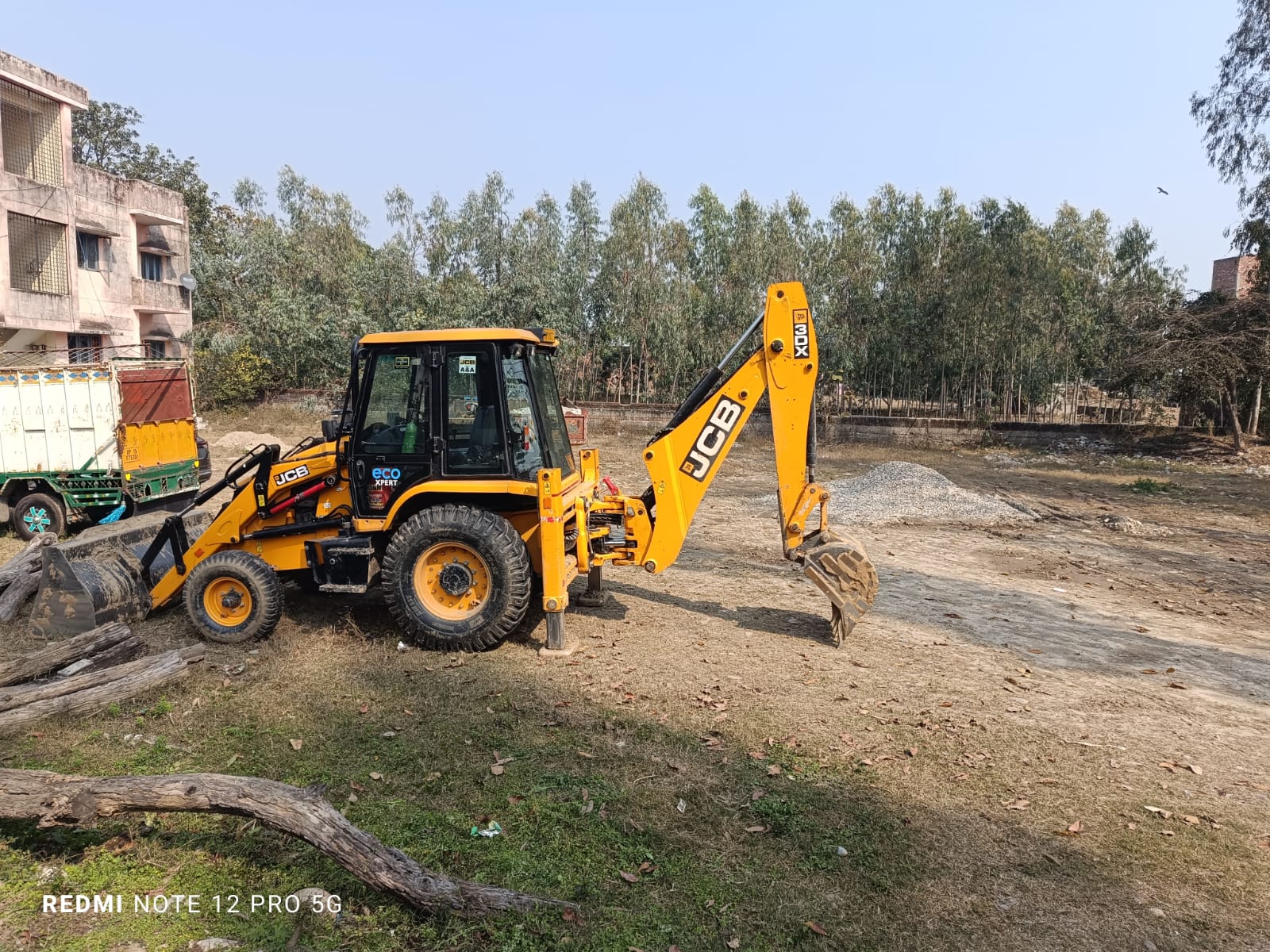 अवैध खनन में एक जे0सी0बी0 मशीन को किया सीज।