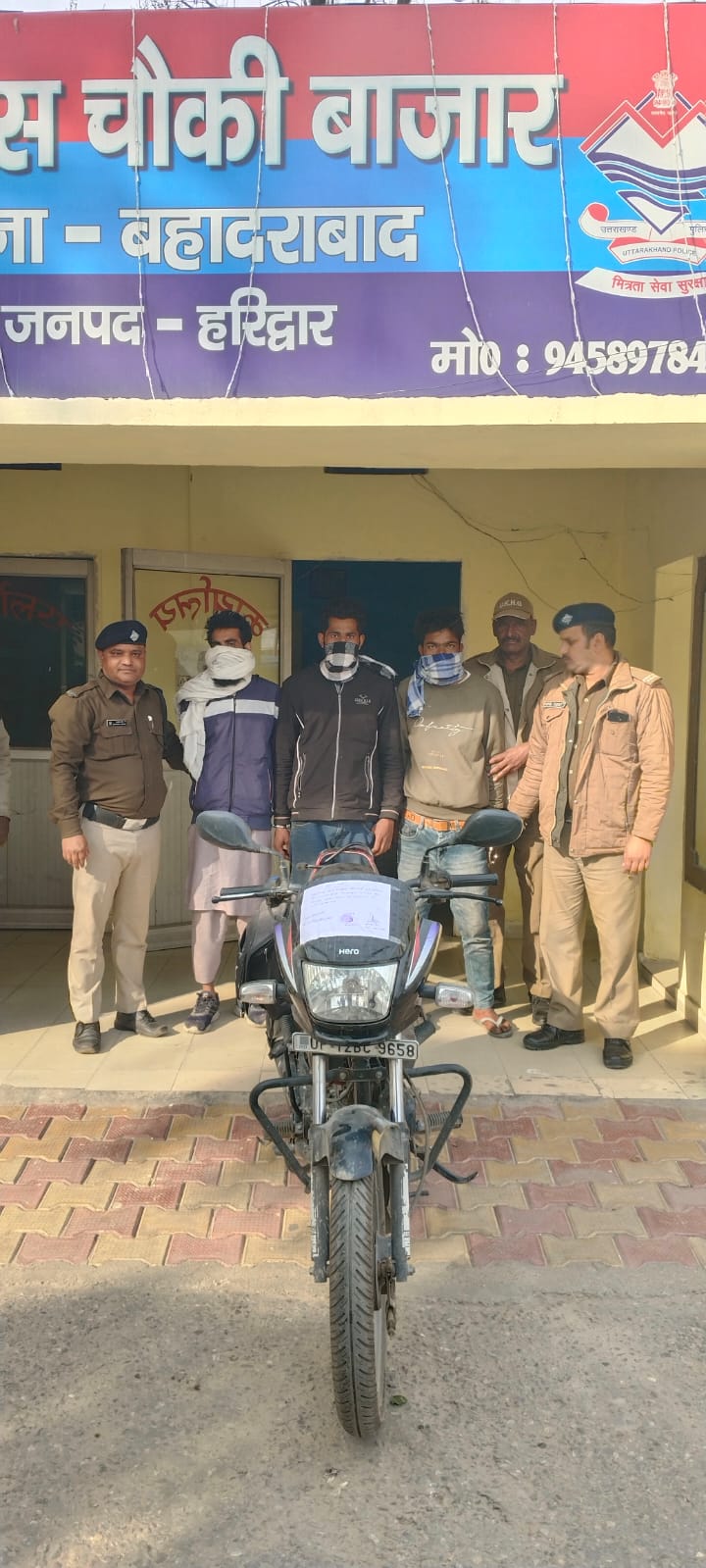 चोरी की मोटरसाइकिल के साथ तीन अभियुक्तो को पुलिस ने किया गिरफ्तार।