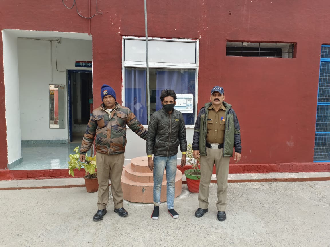 गाड़ी निकालने के बहाने बाइक सवार से चाबी माँग बाइक लेकर भागा चोर