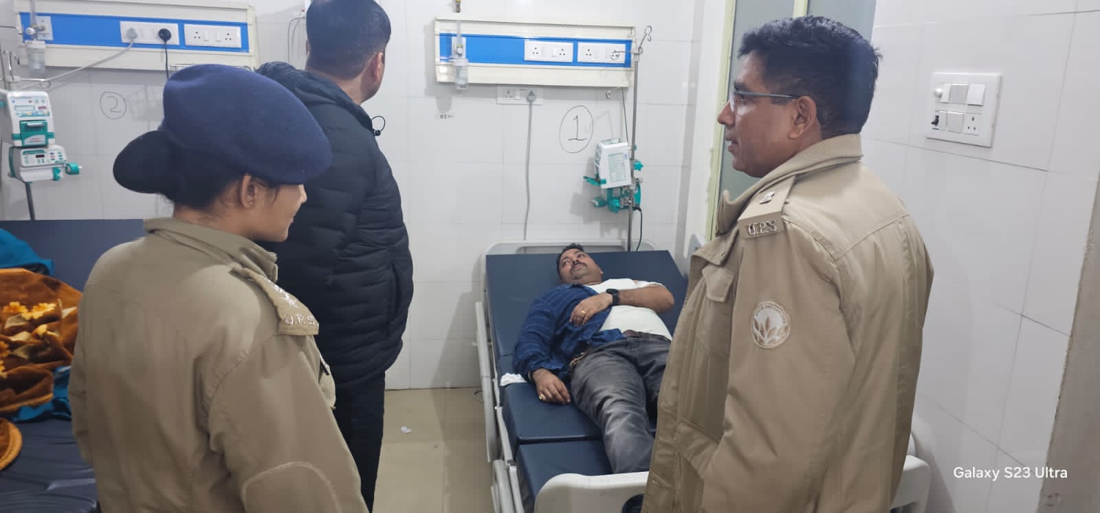 हरिद्वार पुलिस की बदमाशों के साथ हुई मुठभेड़  एसएसपी ,एसपी सिटी पुलिस बल ने मोके पर पहुँचकर घटना का लिया जायजा।   एक बदमाश के पैर में लगी गोली मुठभेड़ के दौरान एक दरोगा भी हुवे घायल इन दोनों का उपचार जिला अस्पताल में कराया जा रहा है।