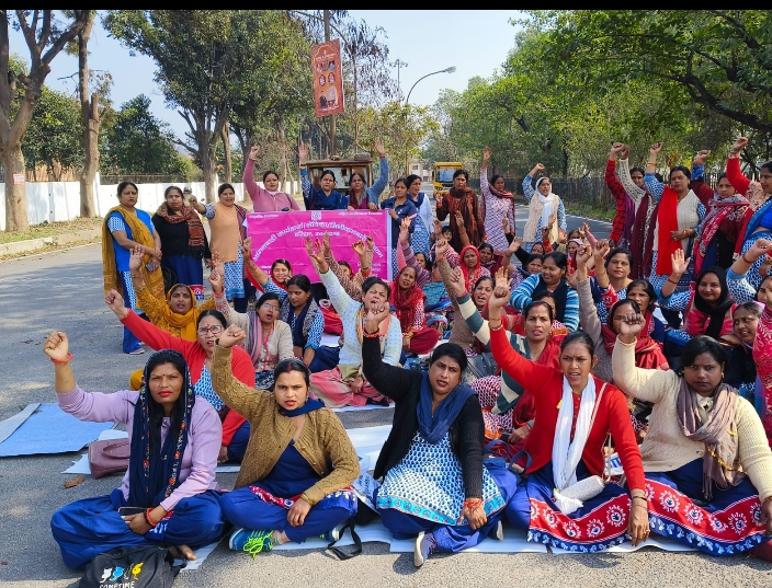 आंगनबाड़ी कार्यकतरियों ने रोशनाबाद जिला मुख्यालय पर अपनी मांगों को लेकर धरना प्रदर्शन किया।