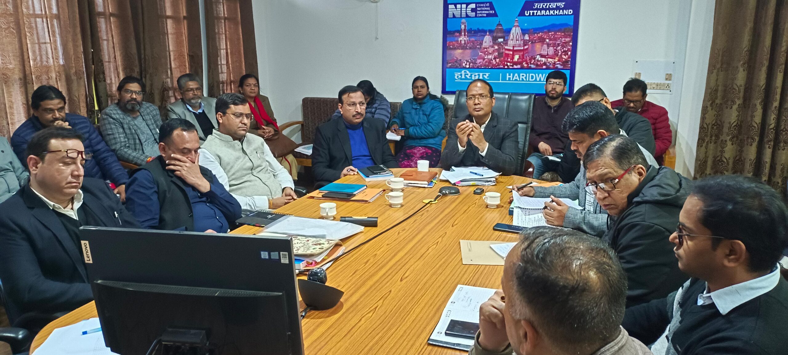 हरिद्वार जिला निवार्चन अधिकारी एवं जिलाधिकारी धीराज सिंह गब्र्याल ने आगामी लोक सभा सामान्य निर्वाचन को स्वतंत्र, निष्पक्ष, एवं पारदर्शिता से सम्पन्न कराने हेतु निर्वाचन प्रक्रिया से जुड़े नोडल अधिकारियों तथा एआरओ द्वारा की जा रही तैयारियों की वीडियो काॅन्फ्रेंसिंग के जरिये समीक्षा की। 