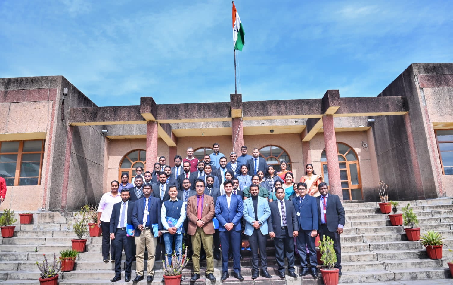 हरिद्वार श्रीलंका के सिविल सेवकों के लिए जिला कार्यालय सभागार में क्षमता निर्माण कार्यक्रम का आयोजन किया गया जिसमे श्रीलंका के 40 सिविल  सेवकों द्वारा प्रतिभाग किया गया। जिला कार्यालय पहुंचने पर डेलिगेशन का तिलक लगाकर व पुष्प देकर स्वागत किया गया। 