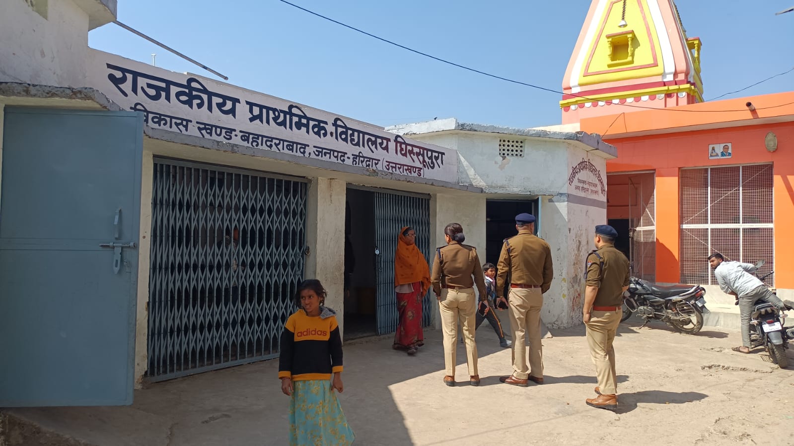 पोलिंग बूथ की व्यवस्था परखने पहुंची सीओ लक्सर निहारिका सेमवाल  थानाध्यक्ष पथरी एवं अन्य ऑफिसर्स को समय रहते तैयारी करने के दिए निर्देश