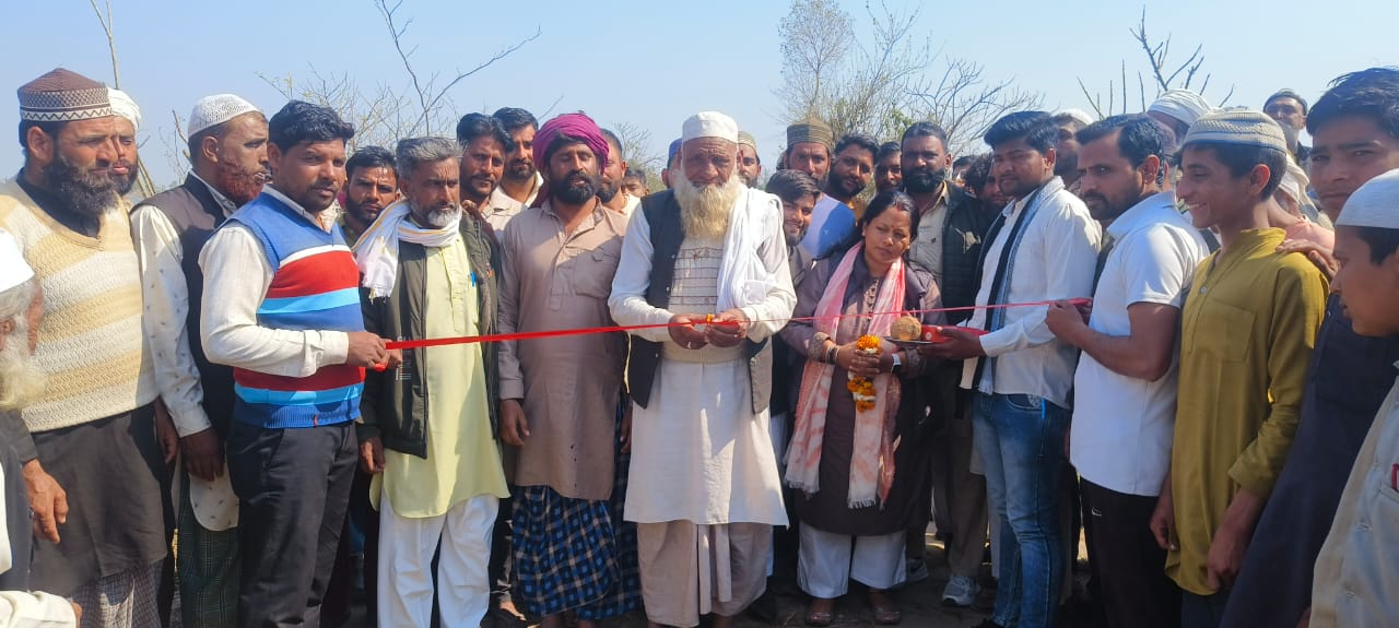 हरिद्वार ग्रामीण विधायक अनुपमा रावत ने अपने क्षेत्र में विकास कार्यो को कराने में अग्रसित है पदार्थों गुजर बस्ती में कई लाखो की सड़कों को किया शिलान्यास।