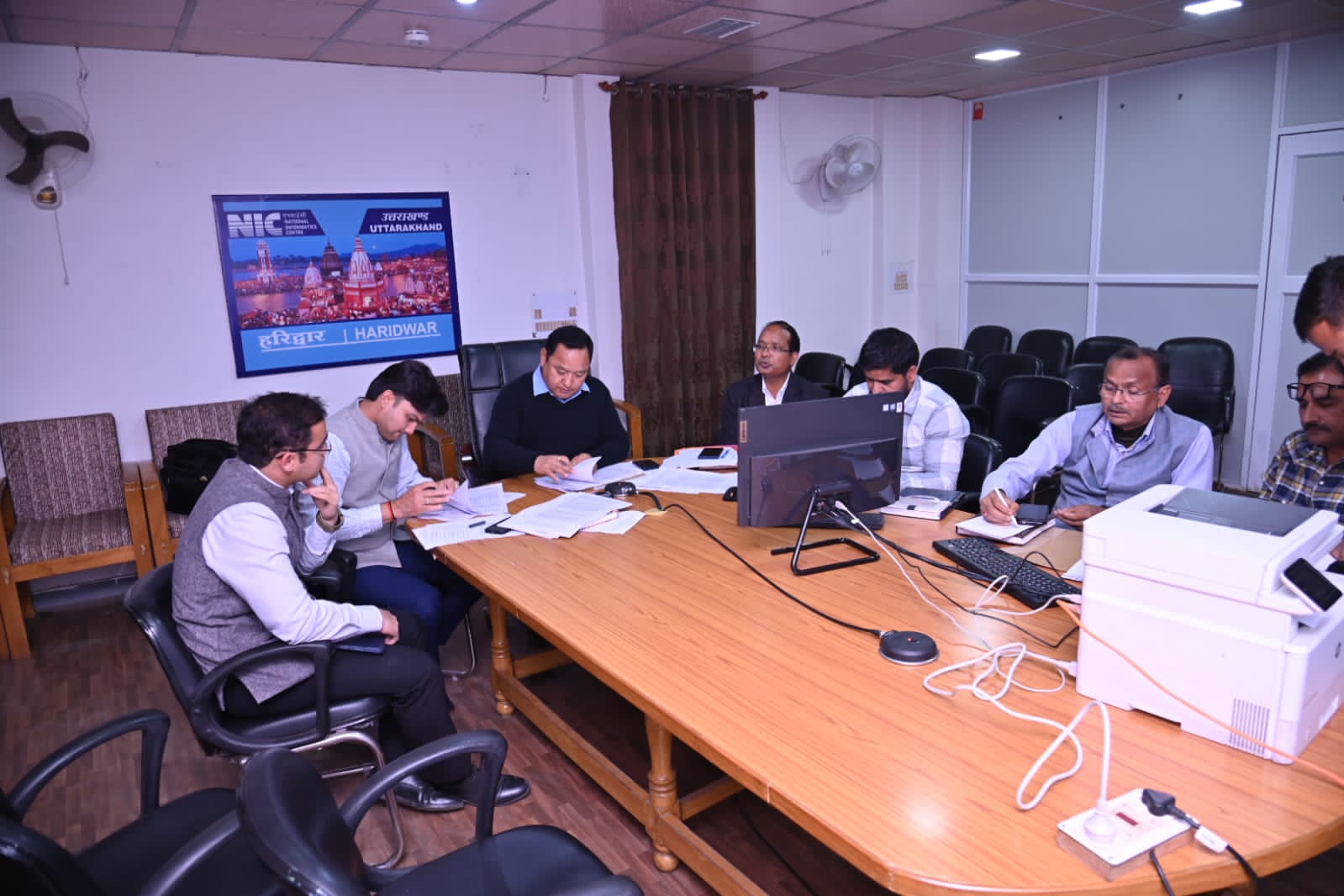 हरिद्वार आगामी लोकसभा सामान्य निर्वाचन को स्वतंत्र, निष्पक्ष, पारदर्शिता से कुशलतापूर्वक संपन्न कराने के लिए जिलाधिकारी एवम जिला निर्वाचन अधिकारी धीराज सिंह गर्ब्याल ने सोमवार को एनआईसी कक्ष पहुंचकर कार्मिकों का प्रथम रेंडमाइजेशन।